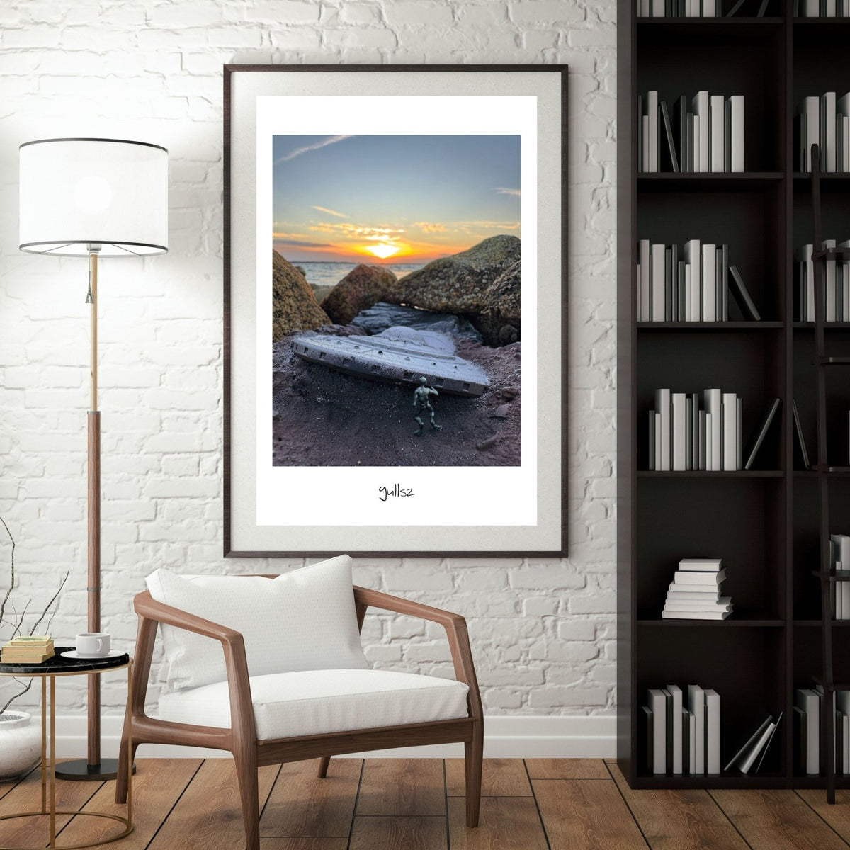 Affiche OVNI en Bretagne présentée dans un cadre noir pour décoration intérieure originale.