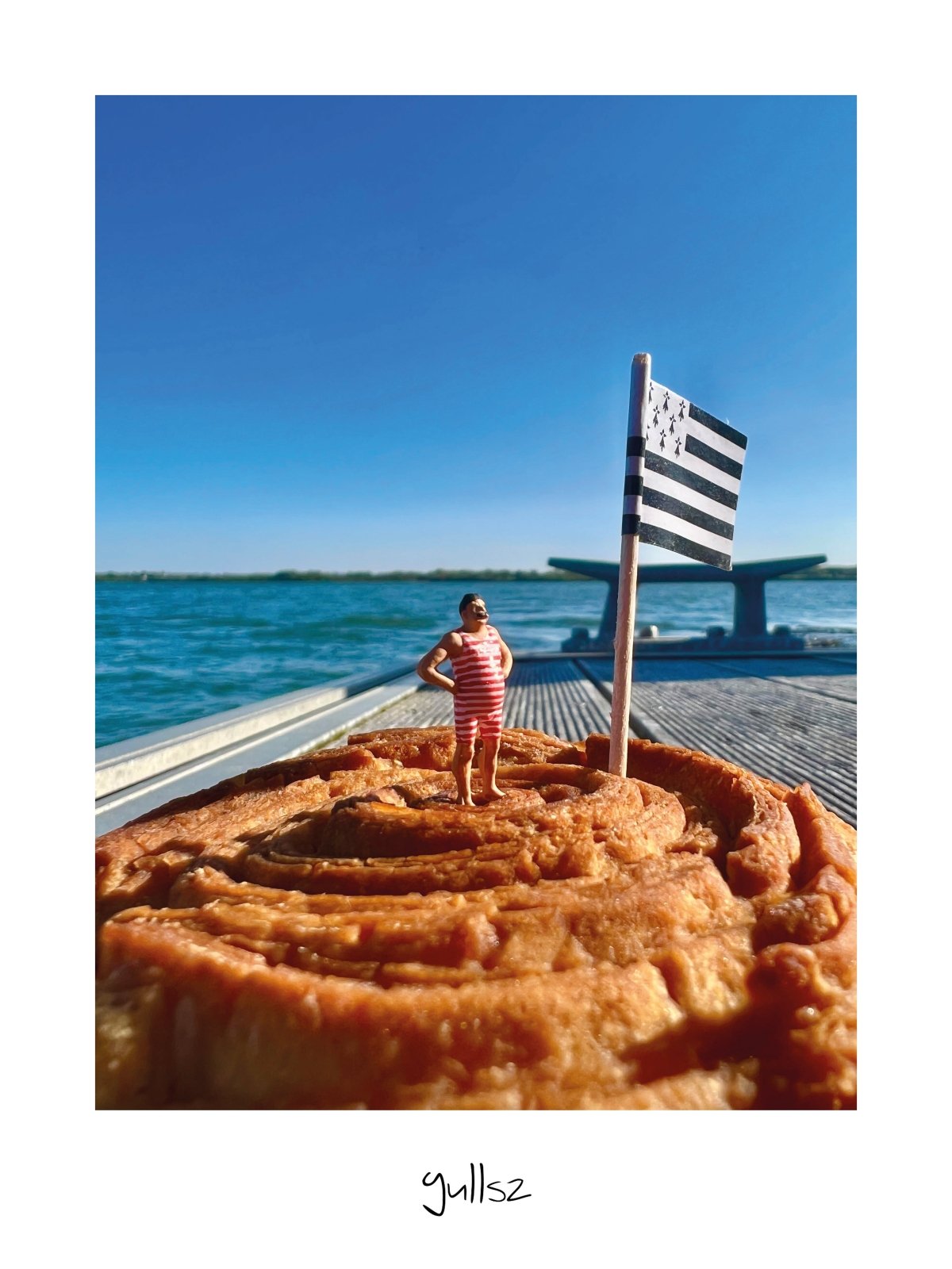 Illustration humoristique d'un baigneur découvrant un gâteau Kouign-amann sur le port de Vannes.