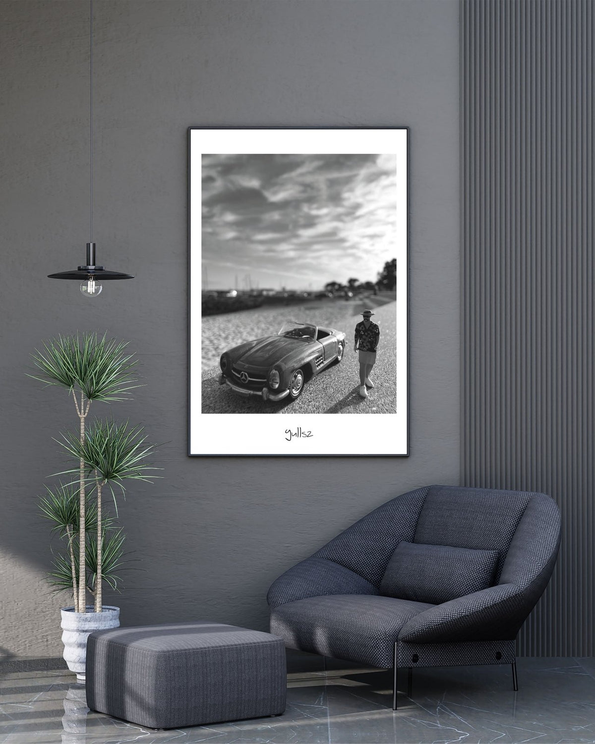 Cadre photo moderne noir et blanc avec l'affiche Le baroudeur de Carnac dans un bureau.