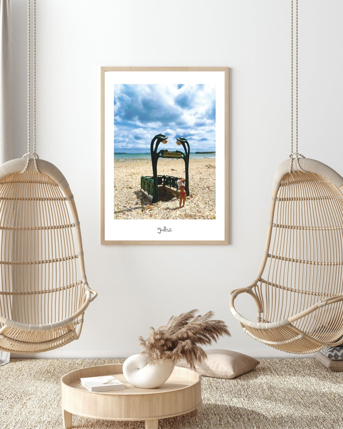 Décoration intérieure salon avec l'affiche de Lorient Larmor-Plage encadrée.