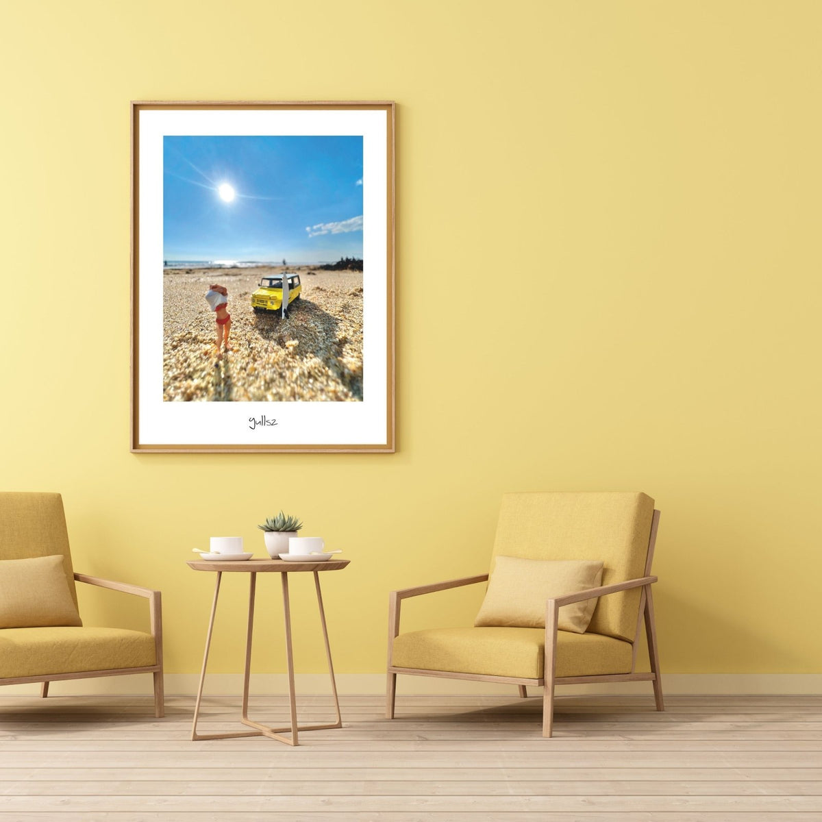 Affiche Surf à Kerhilio dans un cadre en bois naturel pour déco de maison de bord de mer.