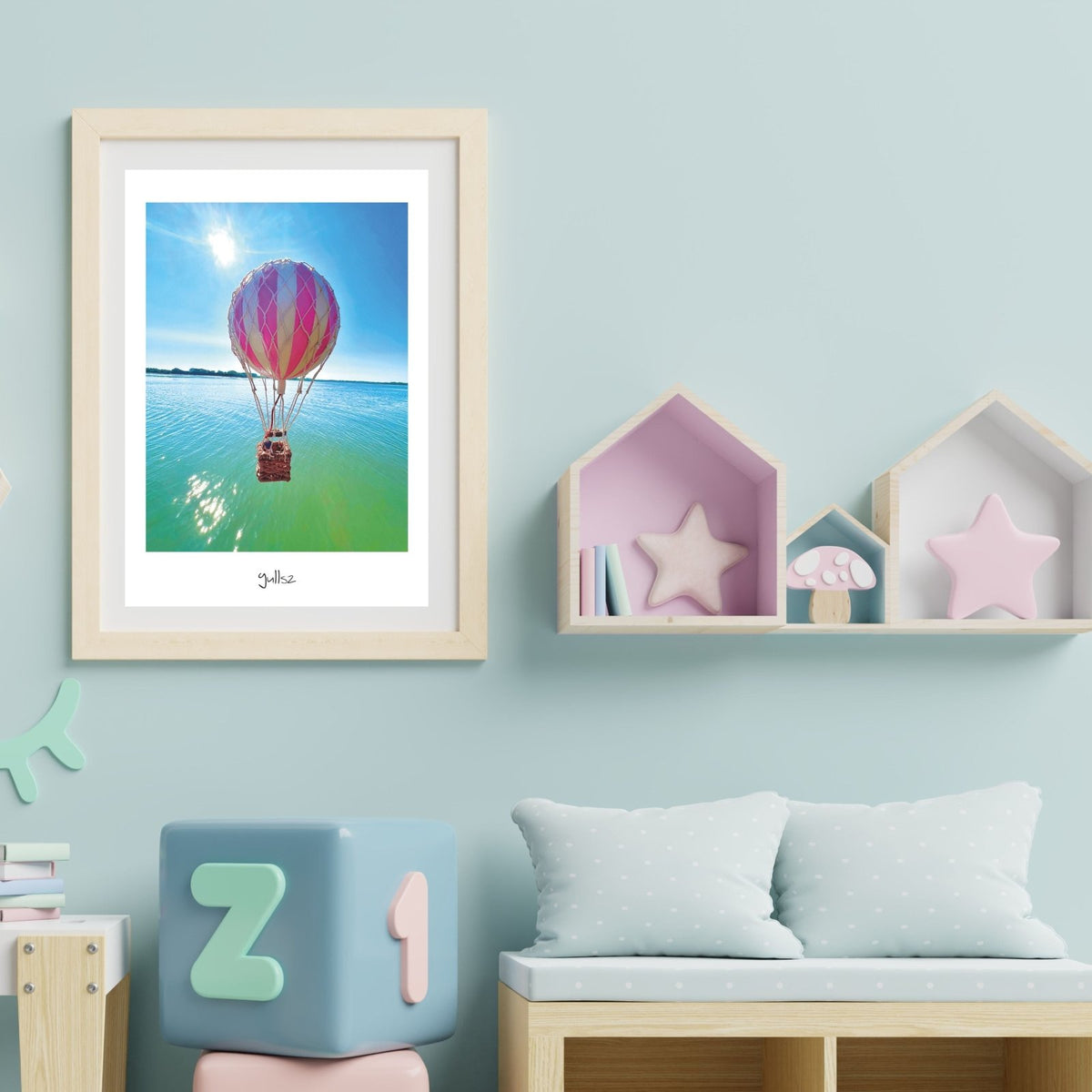 Décoration murale d'une chambre d'enfant avec l'affiche Voyage au centre du Golfe encadrée.