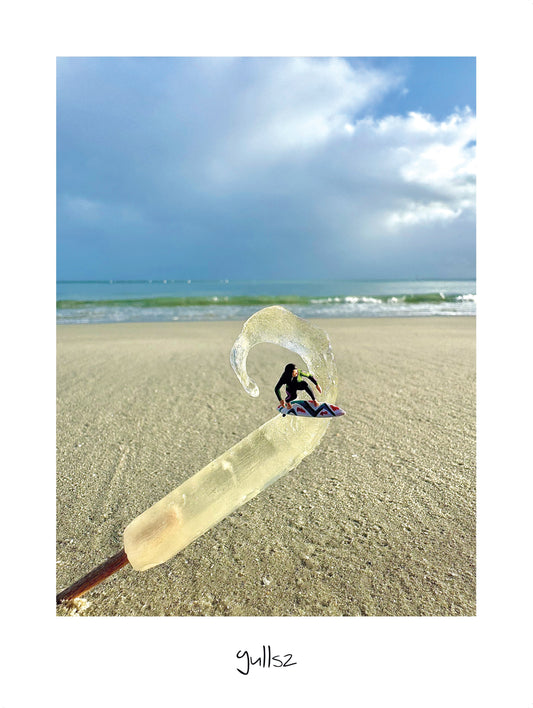 photo surfeuse sur la vague