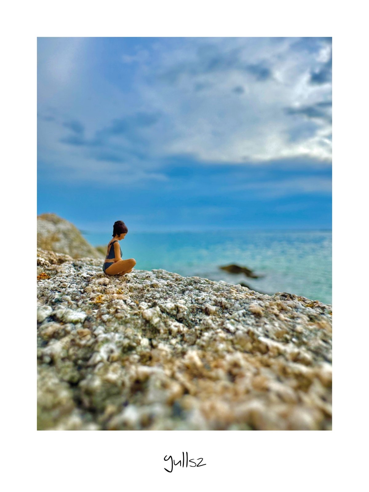 Affiche photographie d'une femme en méditation sur la plage de Saint-Colomban à Carnac.