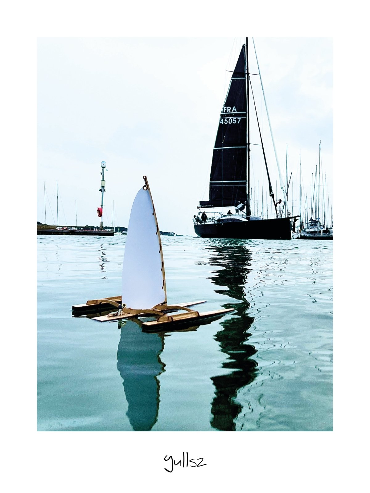 Photographie d'un voilier catamaran prêt pour la régate du Spi Ouest à La Trinité-sur-Mer.