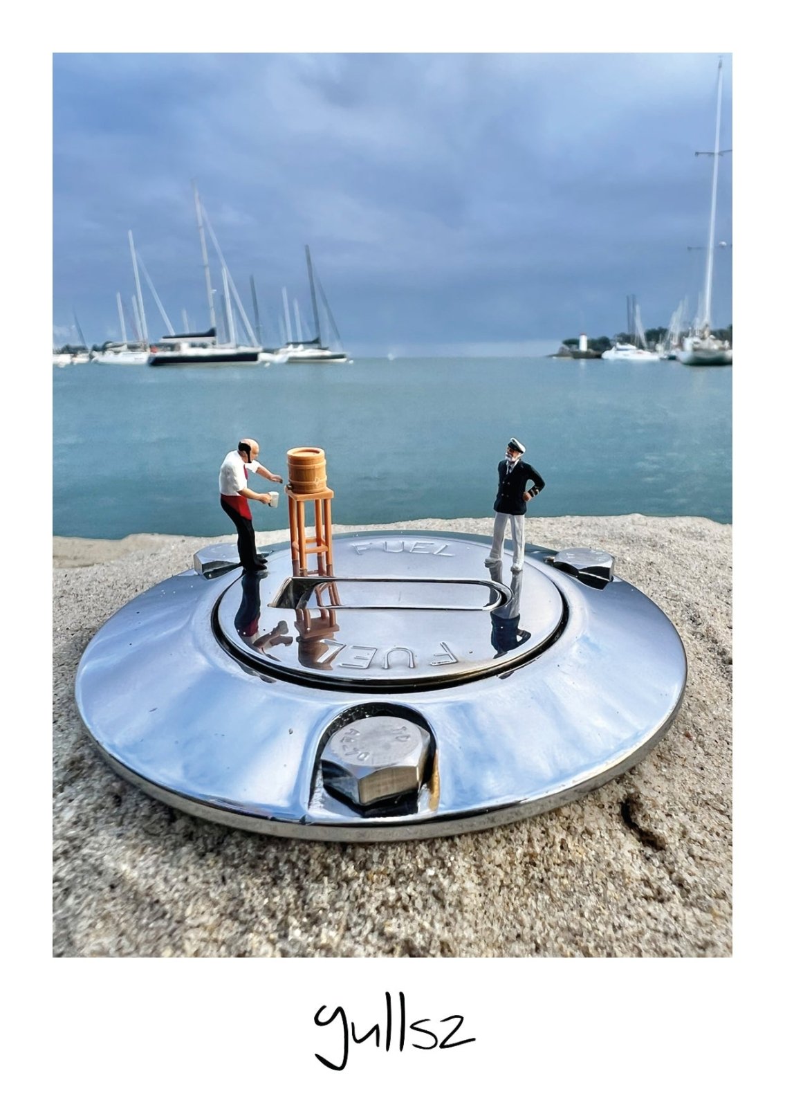 Souvenir de vacances avec le visuel de la capitainerie du port de La Trinité-sur-Mer au format carte postale.